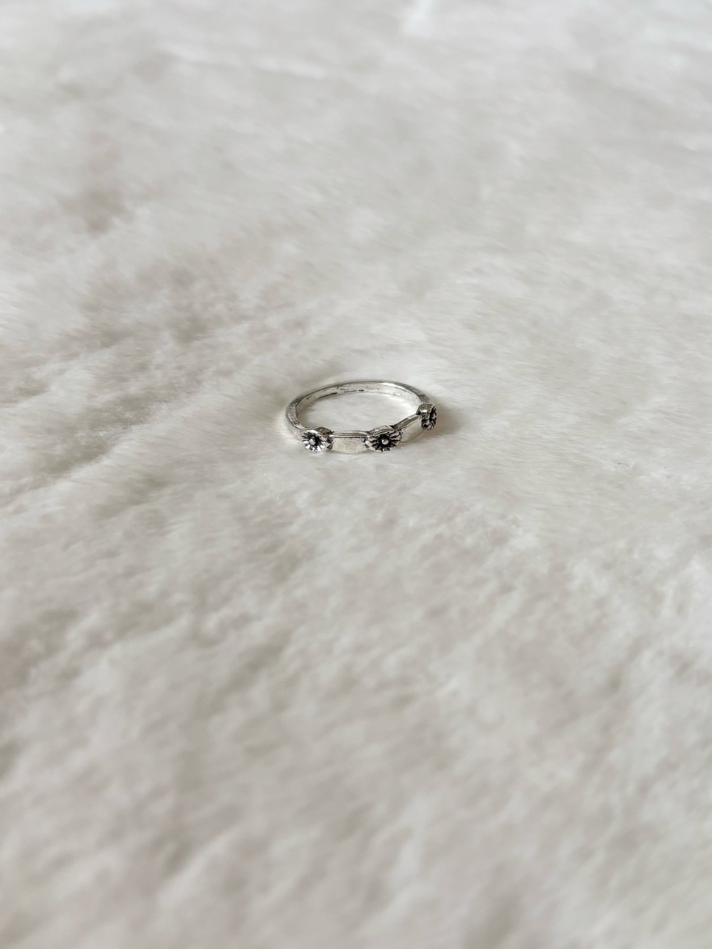 5/$15 🩷 MUST BUNDLE Silver Floral Stackable Ring - Delicate Daisy Accent - Picture 3 of 3